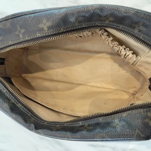 Louis Vuitton necessär M - Säljer minLV vintage necessär köpt på thebrownpaperbag.net för ca 5 år sen. Sparsamt använd. 