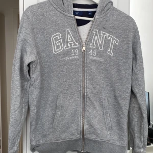 Gant hoddie med zip - Säljer en gant jacka i bra skick lite sliten på armen se bild, strl 170 men är liten så passar 160-164cm