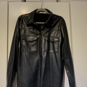 Skinnskjorta från NAKD - Normal i storleken, trasig söm upptill 