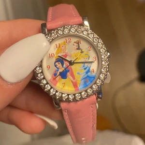 Disney klocka  - Klocka med disneyprinsessor💗 fungerar tyvärr inte men kan vara fint som samlarobjekt💕