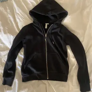 Säljer denna svarta zip up hoodien, bra skick