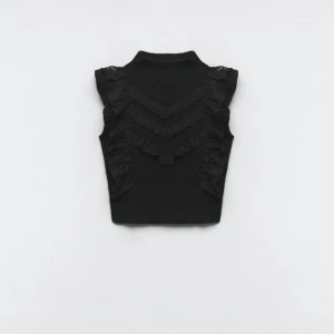 Stickad zara topp - Säljer denna jättefina zara topp för att den inte kommer till användning. Nypris 359 slut på hemsidan💗 ny skick💖