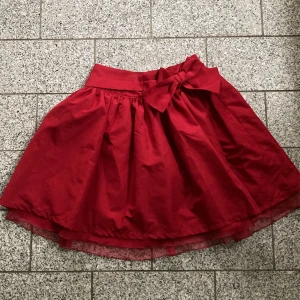 Röd kjol - Jättegullig kjol från GAP. Den är i barn storlek. Passar inte mig som storlek s men någon i xs kanske skulle kunna ha den :) Nästan aldrig använd så jättebra skick!!  OBS färgen är mer vinröd än på bilden!!!