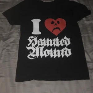 Haunted mound T-shirt - As fet i ❤️ hm t shirt i storlek small. Riktigt fet utan några flaws.  Skriv för frågor bilder mm..💯