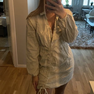 Klänning - En linneklänning från Na-kd, har blivit skrynklig men annars är den oanvänd & lappar kvar 🌸