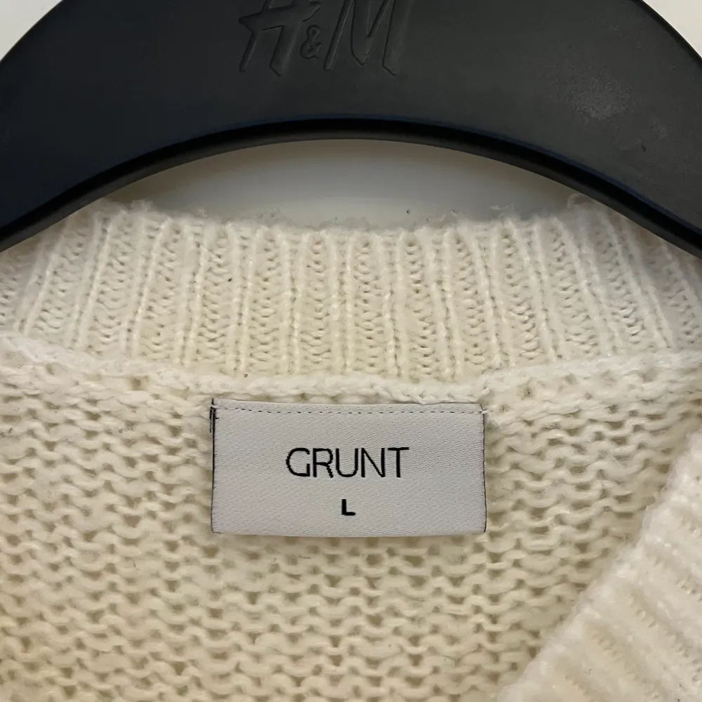 Vit tre kvarts ärmad tröja från GRUNT i storlek L men funkar som M och S . Stickat.