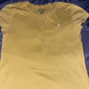 T-shirt  - Polo Ralph lauren T-shirt med färgen gul och märket är vitt. Storlek 164 i barn från kidsbrandstore det står XL och de är som 164. Väldigt bra skick som nyskick. Köparen står för frakten💖 För fler bilder eller frågor kontakta mig💖.
