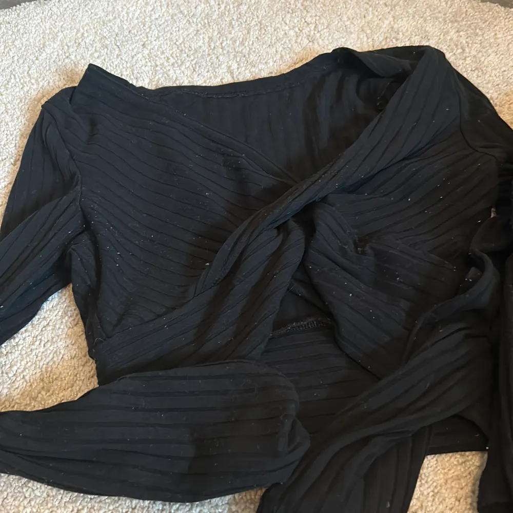 Två svarta enkla tröjor i strl s fint skick säljs tillsammans . Toppar.