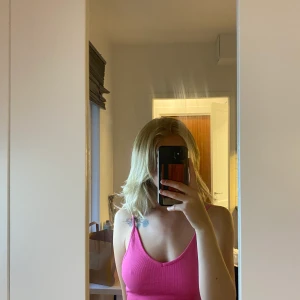 Rosa topp - En söt liten rosa topp, knappt använd.