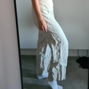 Jumpsuit i linne - En jättefin beige jumpsuit som tyvärr inte kommer till användning💕 Använts ett fåtal gånger, så i nyskick. Samfraktar gärna, så kolla mina andra annonser!