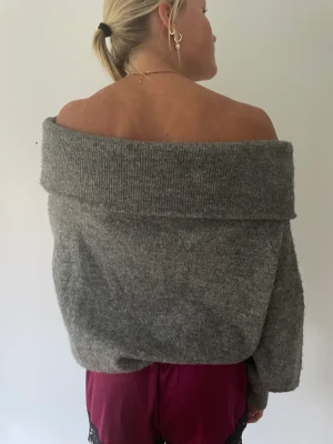 Grå off shoulder - Går off shoulder tröja som aldrig är använd. Säljer pga att jag behöver plats i garderoben