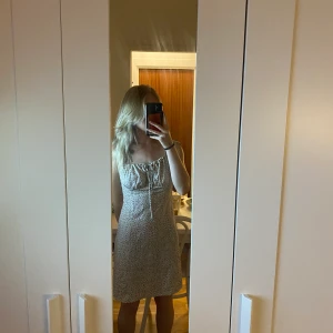 Blommig klänning - Jättefin blommig klänning.