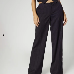 Kostymbyxor  - Dessa randiga kostymbyxor från Bella Hadids kollektion med About you. Köpt för 799kr💘 rekommenderar för längre tjejer🙂 