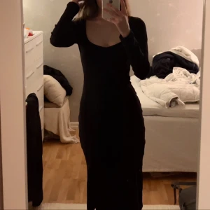 Kläning  - Säljer denna super fina klänningen från Anna Field, som inte har kommit till användning för mig. Det står inte vilken storlek det är, skulle nog säga att det är xs, men den är stretchig så den passar s också 🥰