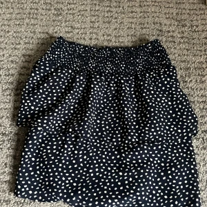 volang kjol - säljer denna as snygga blå volangkjolen i storlek xs från salt! köptes i sommar och kommer inte till användning!