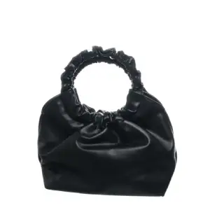 En fin svart handväska köpt på sellpy! Använd få gånger och har inga defekter!!!!💘
