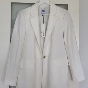 Helt ny!!! Kavaj från Zara - Hej, säljer en helt ny linne inspirerad kavaj från Zara i storlek XS🌟