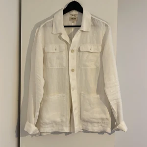 Pure linne overshirt - Pure linne overahirt från East West köpt hos Brother ett tag sen  I storlek M och knappt använt. 