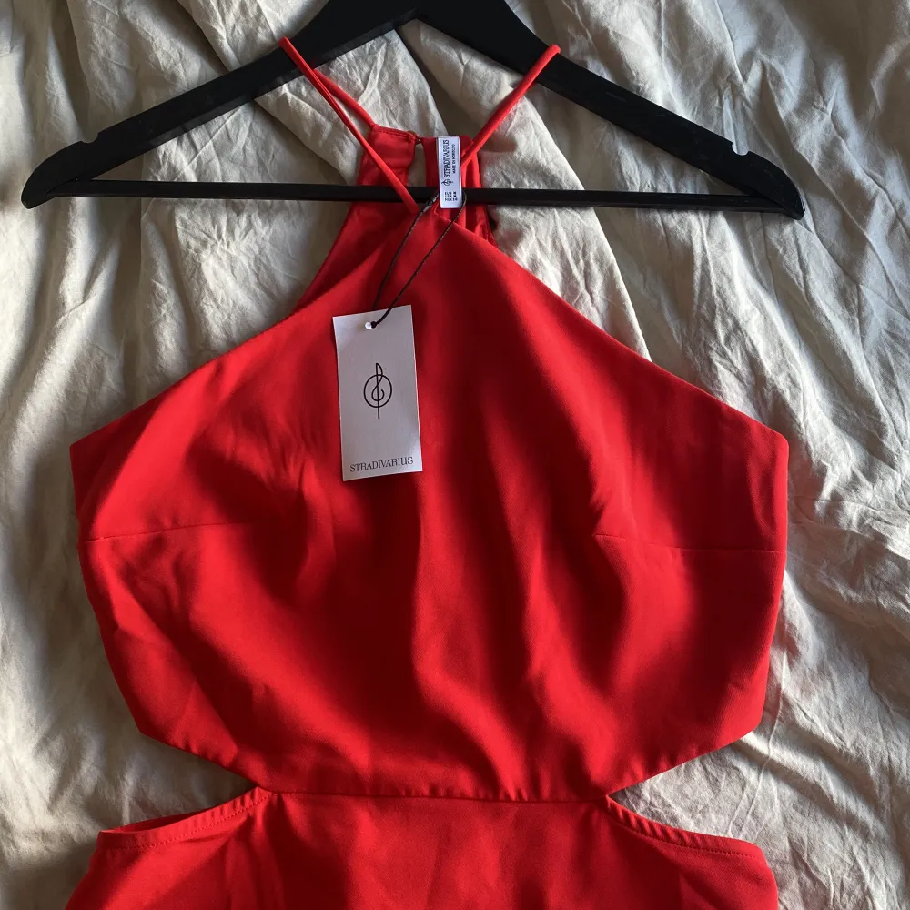 Hej, säljer nu en röd klänning i storlek M ifrån stradivarius som aldrig är använd sjukt fin med många detaljer , ej genomskinlig . Klänningar.