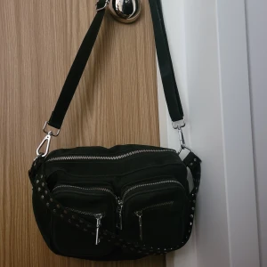 Noella Celia Bag Black  - En väska från Noella som jag slutat använda. Endast om du ska köpa väskan inget oseriöst eller frågor på det. Köparen står för frakten, skickas via postnord lätt, endast swish!
