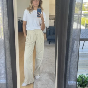 Beiga Jeans NAKD  - Sjukt snygga helt oanvända beiga jeans från nakd💓