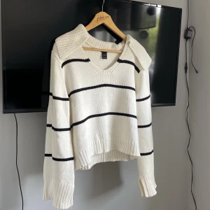 Stickad tröja  - Skitsnygg stickad tröja från Lindex i storlek M! Säljer då jag aldrig använder den:) 