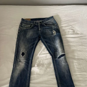 Dondup jeans storlek 29 - Säljer dessa riktigt snygga blå dondup jeans i storlek 29.  Dom är i bra skick och modellen är George.  Skriv för fler bilder eller frågor 