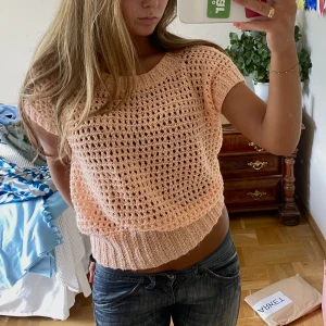 Korallfärgad stickad t-shirt / tröja - Stickad t-shirt i ljus korallfärg! Priset kan diskuteras vid snabb affär💖