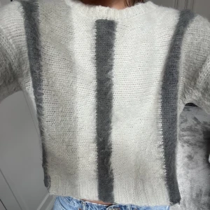 Grå stickad tröja  - Superfin grå stickad tröja från NAKD! Perfekt nu till höst. Den är i storlek XXS men passar mig med S 