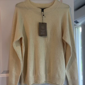 Stickad tröja  - Helt ny med prislapp