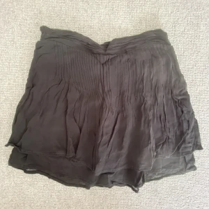 Neo noir kjol - Svart kjol från neo noir. Aldrig använt kjolen och de är derför den är skrynklig på bilden.