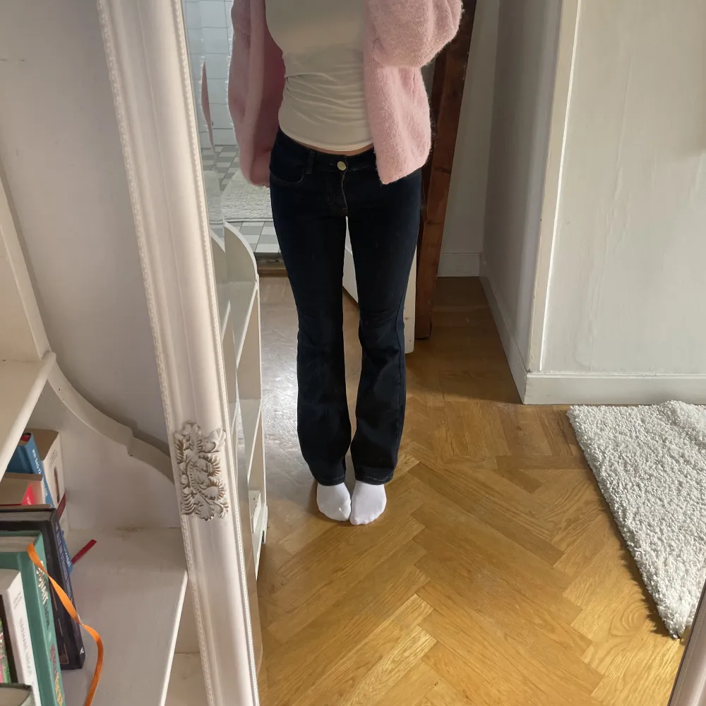 Intressekoll!! Mörkblå jeans från märket isay, nypris 1 199kr💗innerbenslängd: 76 cm, midjemått: 30 cm. Ganska stretchiga. Jeans & Byxor.