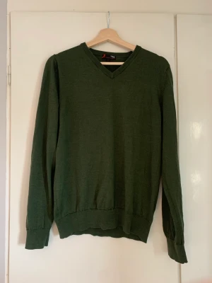 ”Gubbtröja” i merinoull - Superfin i princip oanvänd ”gubbtröja” från Dressman i 100% merinoull. Är strl L men sitter bra oversized på min som har S. Nypris 599 kr. Färgen på bild två stämmer bäst😊