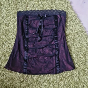 Tub topp - Rosa tub top med svart mesh tyg och spets och band detaljer. Dint skick!  ⚠️ Jag har katter så katthår kan förekomma 