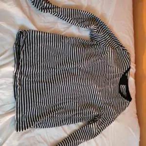 Det är en svart-vitt långärmad tröja från Lager 156 i storlek M och är från kvinn avdelningen. Jag är en L-XL och den sitter ganska tight på mig. Den är några år gammal, vilket gör att den är inte up-to date i storleken. :) 