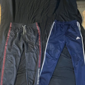 Lång byxor  - Adidas byxor och okända byxor  75 sek 125 kr för båda 