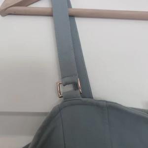 Body blå  - En blå body som tyvärr aldrig har kommit till användning. Den är blå och har rosé/ guld detaljer! String i bak. Endast testad! 