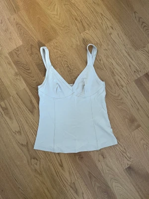 Topp - & other stories - Beige topp från & other stories. Jättefint skick! ✨