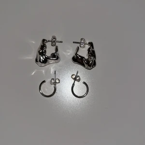 Örhängen  - Fina örhängen. Ett par små ringar och ett annat par i super unikt och coolt motiv. 