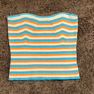 Topp - Söt topp jag fick i födelsedagspresent i somras men som är för stor, de fanns ingen prislapp kvar så kunde inte lämna tillbaka🩷