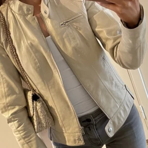 Skinnjacka  - Skinnjacka i ett helt okej skick, storlek S, från Vero Moda. Säljs för 100 kr, priset kan diskuteras. 