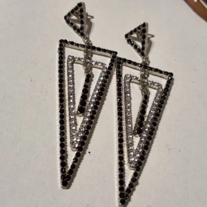 Örhängen triangel strass - Oanvända