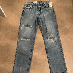 Ett par helt oanvändna jeans i storlek 36, de är ljusblå med slitningar på båda benen. Jeansen kommer ifrån H&M, inköpspris ligger på 399 kr, säljes för 300 kr. (priset kan diskuteras)
