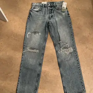Ett par helt oanvändna jeans i storlek 36, de är ljusblå med slitningar på båda benen. Jeansen kommer ifrån H&M, inköpspris ligger på 399 kr, säljes för 300 kr. (priset kan diskuteras)