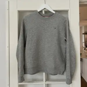 En grå superskön tröja från Tommy hilfiger⚡️i storlek XS, men rymlig för en större passform! Pris kan diskuteras. Alla kläder kommer självklart tvättas en extra gång innan leverans📦 