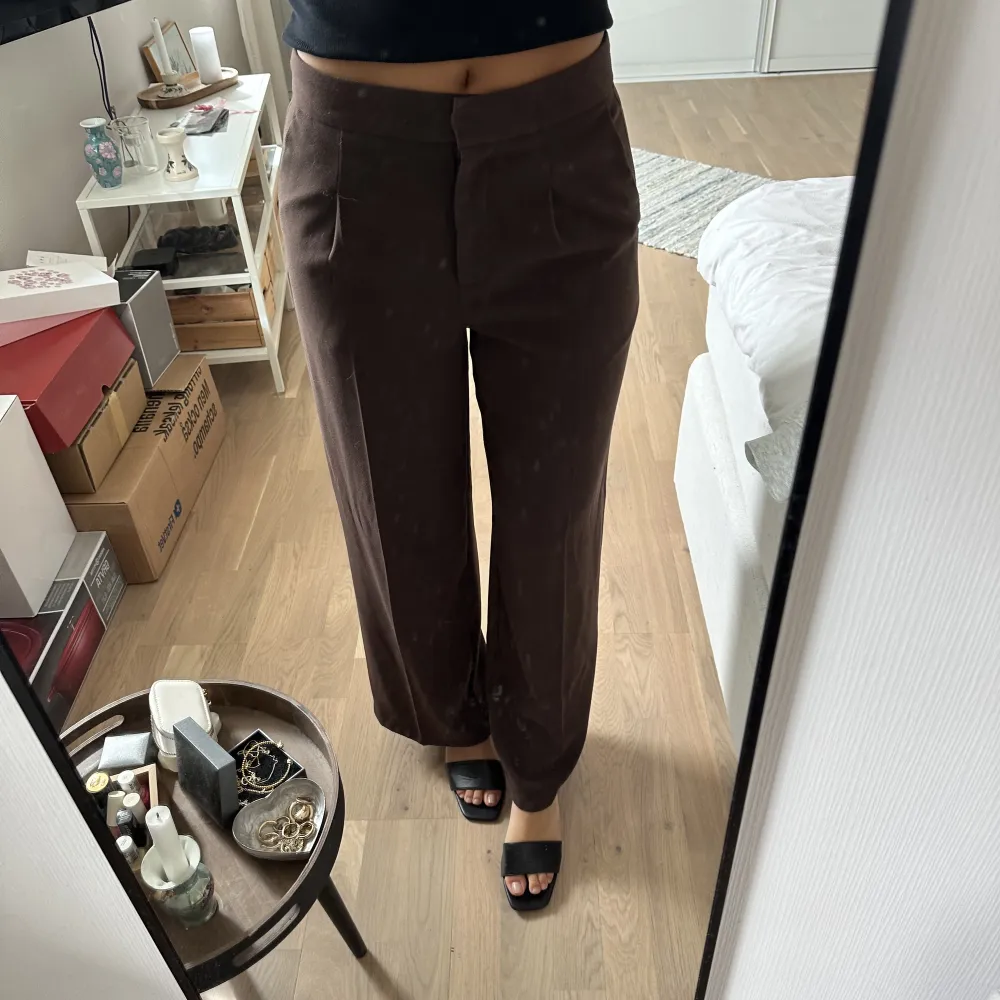 Snygga bruna kostymbyxor från selected femme. Passar perfekt nu till hösten😍👌🏼strl 34.  Org pris 779kr💓. Jeans & Byxor.