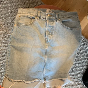 Blå jeans kjol 💙☺️ - Blå jeans kjol från lager 157. Säljer pga att den är för stor för mig. Stl L💙