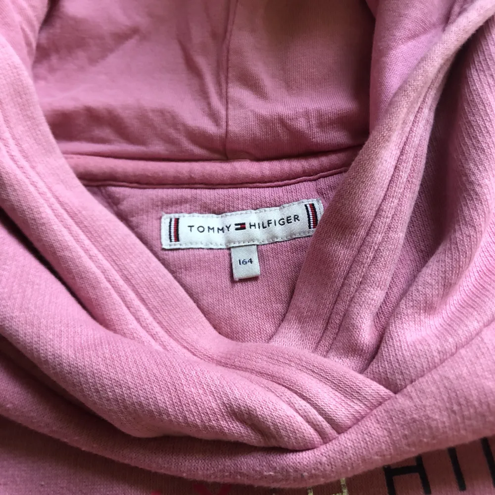 Säljer denna Tommy hilfiger hoodie som inte kommer till användning nå mer💕 säljs för 150kr plus frakt.. Hoodies.