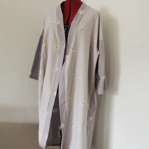 Kimono - Lila pastell - 🌺Lila pastell dröm med blommor.  🌺ONESIZE.  🌺Slutar vid fotknölarna på mig som är 168cm.  🌺Sydd utav mig. 