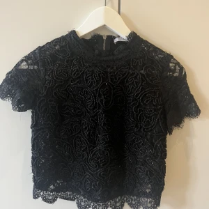 Spetstopp med mönster - Spetstopp med mönster i strl S (passar även XS) i gott skick